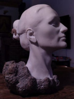 Gracjan Kaja, Portret tancerki, fragment, rzeźba, marmur z żywicą, 40 cm, 2010