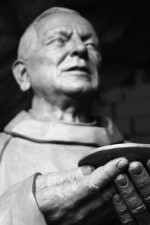Gracjan Kaja. Fragment rzeźby - ks. Piotr Bożyk